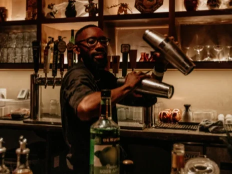 Barman en activité illustrant le secteur de l'hôtellerie-restauration accompagné par DINO International Group