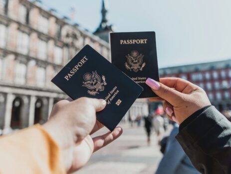 Consultants en mobilité professionnelle étudiant des dossiers de transfert international de talents.