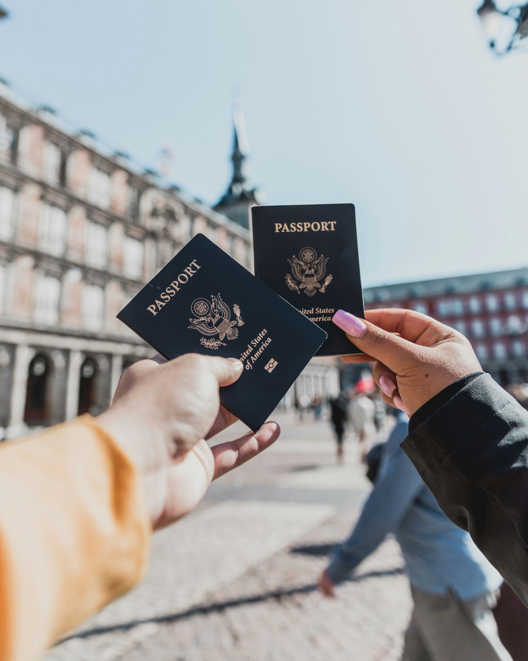 Consultants en mobilité professionnelle étudiant des dossiers de transfert international de talents.