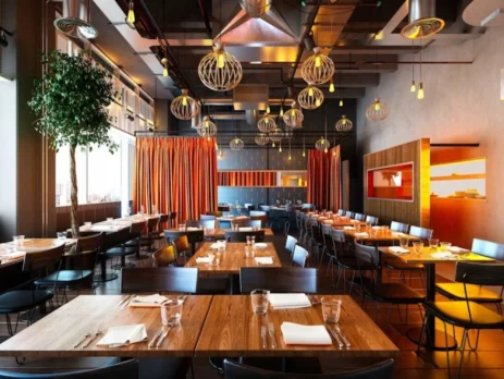 Salle de restaurant représentant le secteur de la restauration en Grèce