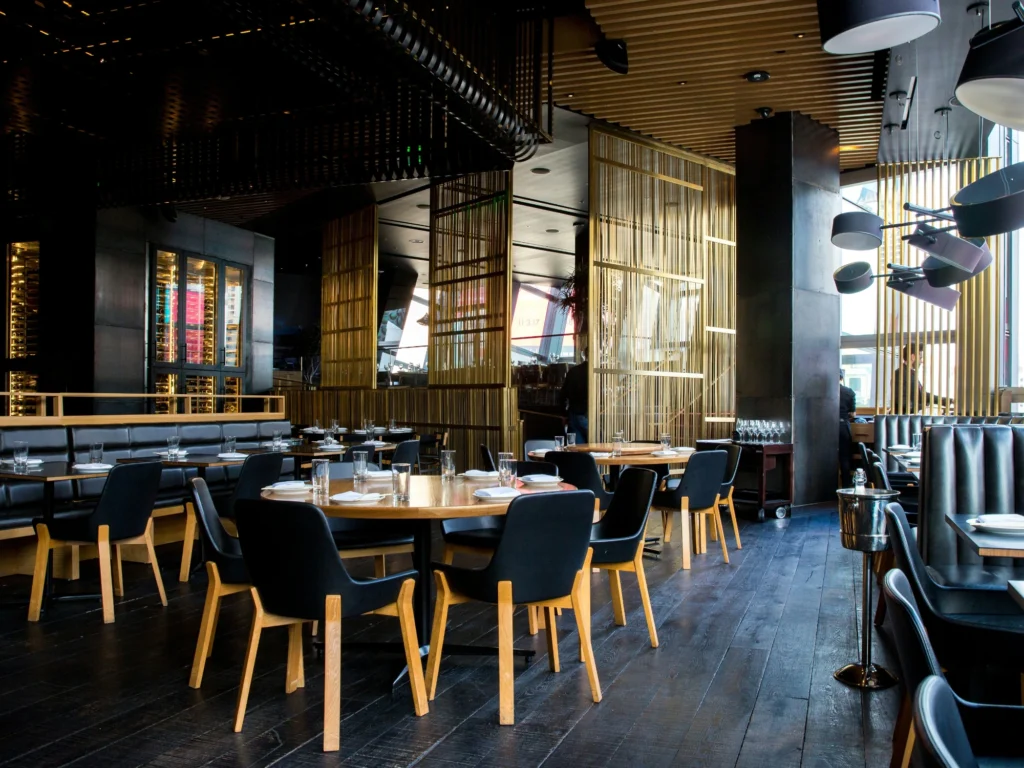 Restaurant élégant illustrant le secteur de la restauration, un des domaines d'intervention de DINO International Group