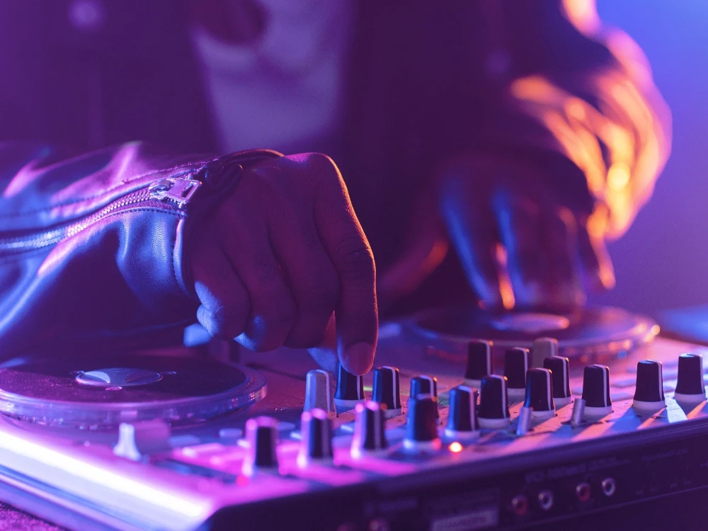 DJ mixant lors d'un événement organisé en Grèce par DINO International Group